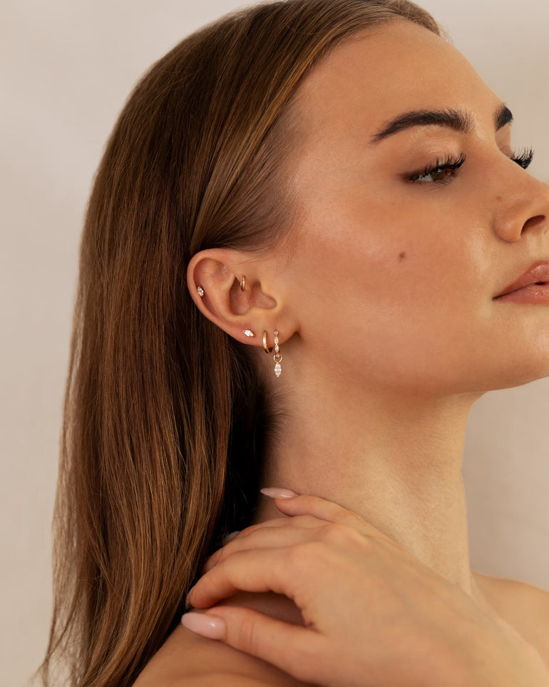 Model mit dem Gold Clicker Ring