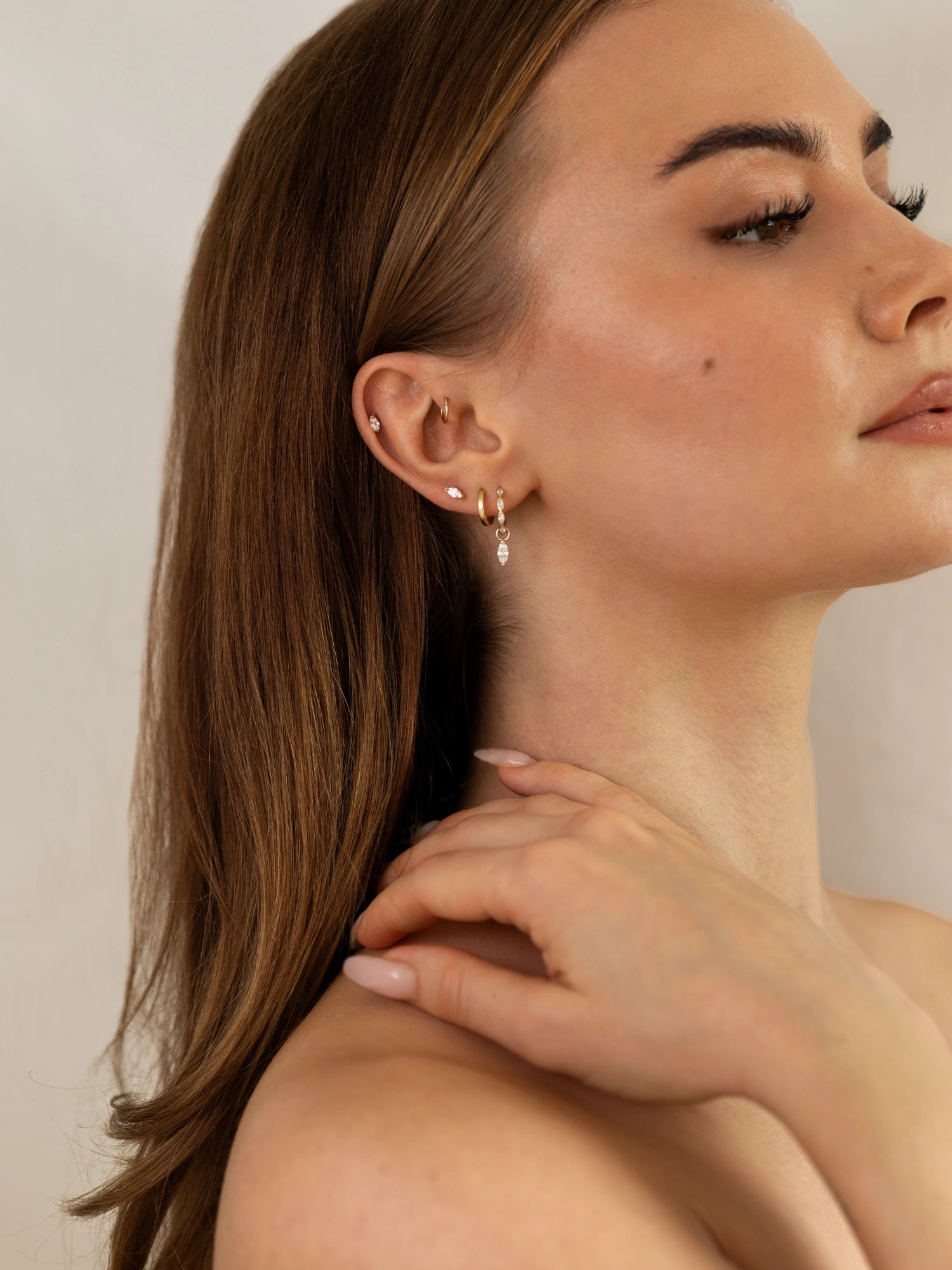 Model mit 585 Gold Ohrringen am Ohr