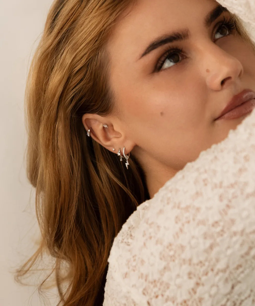 Model mit Weißgold Schmuck