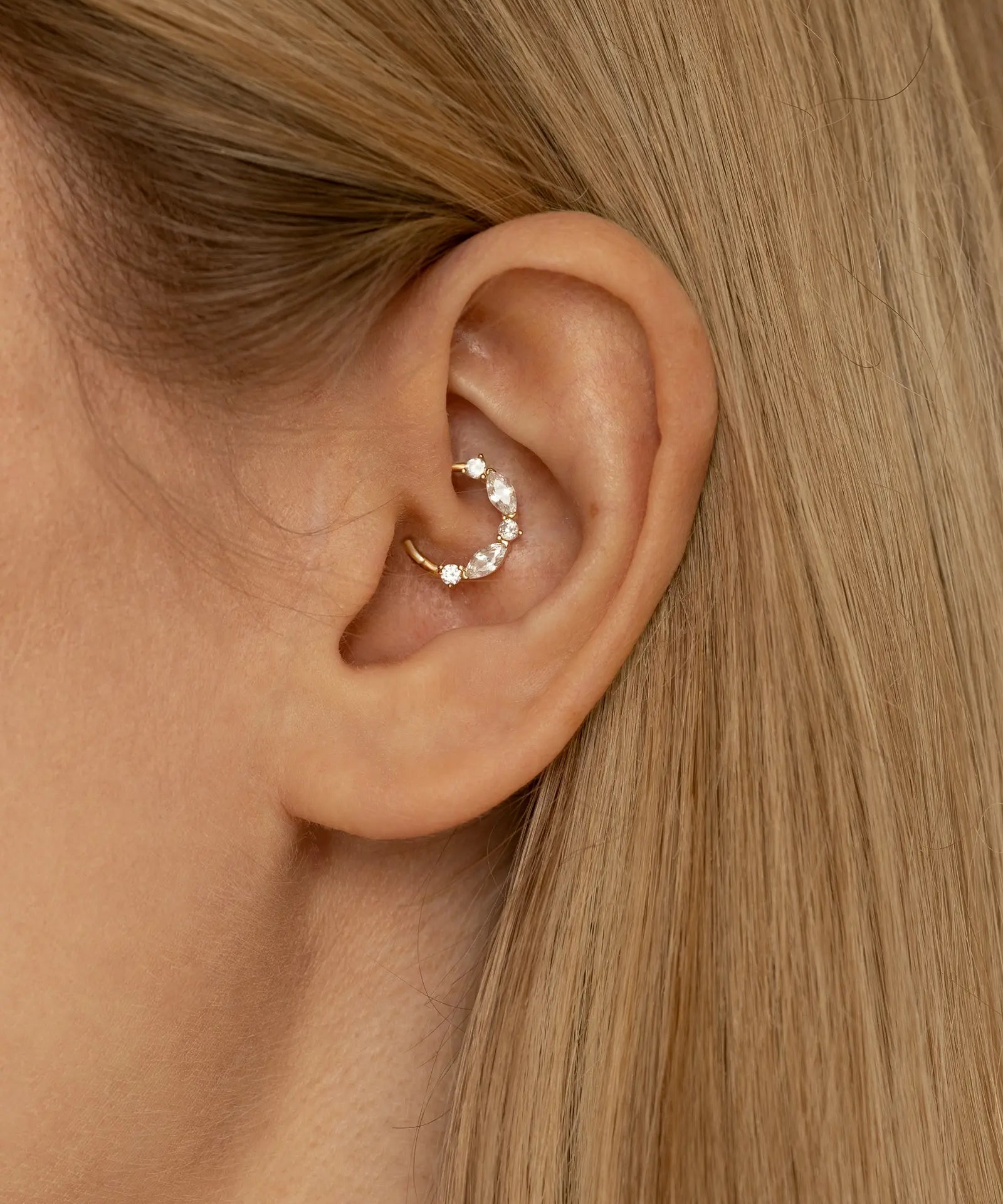 Elysia Daith Piercing getragen am Ohr