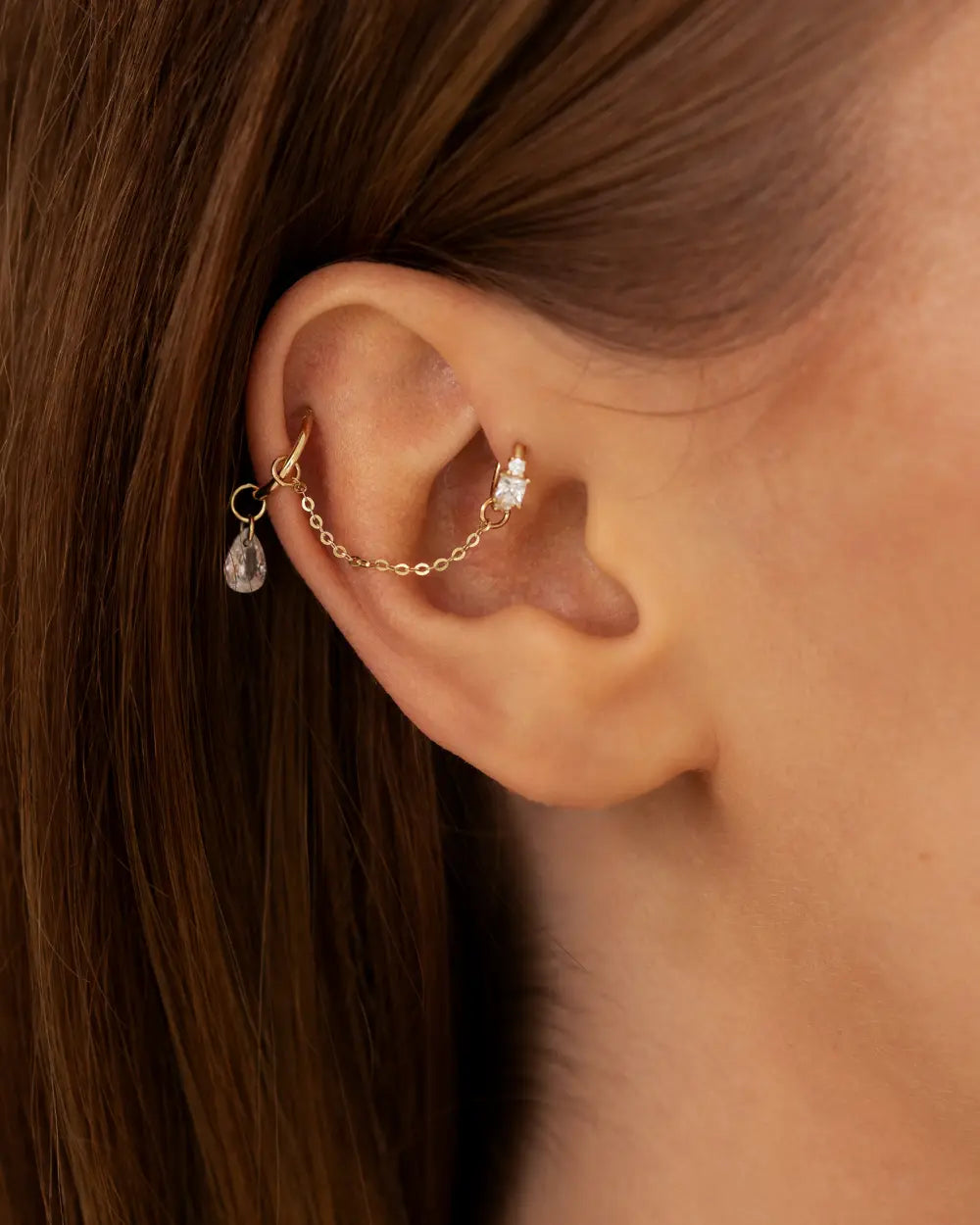 Industrial Piercing in Gold am Ohr