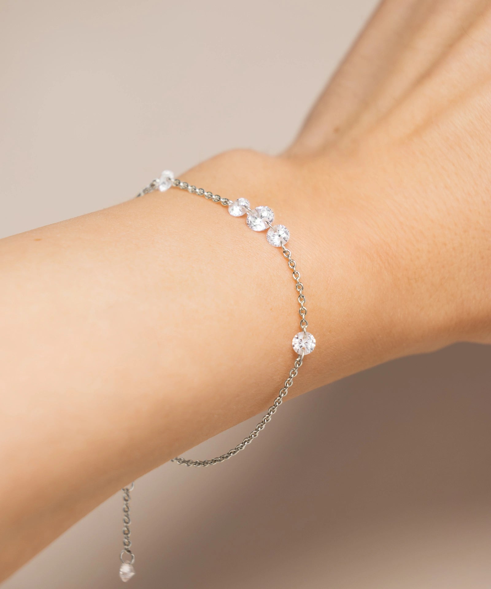Kristall Armband in Weißgold getragen