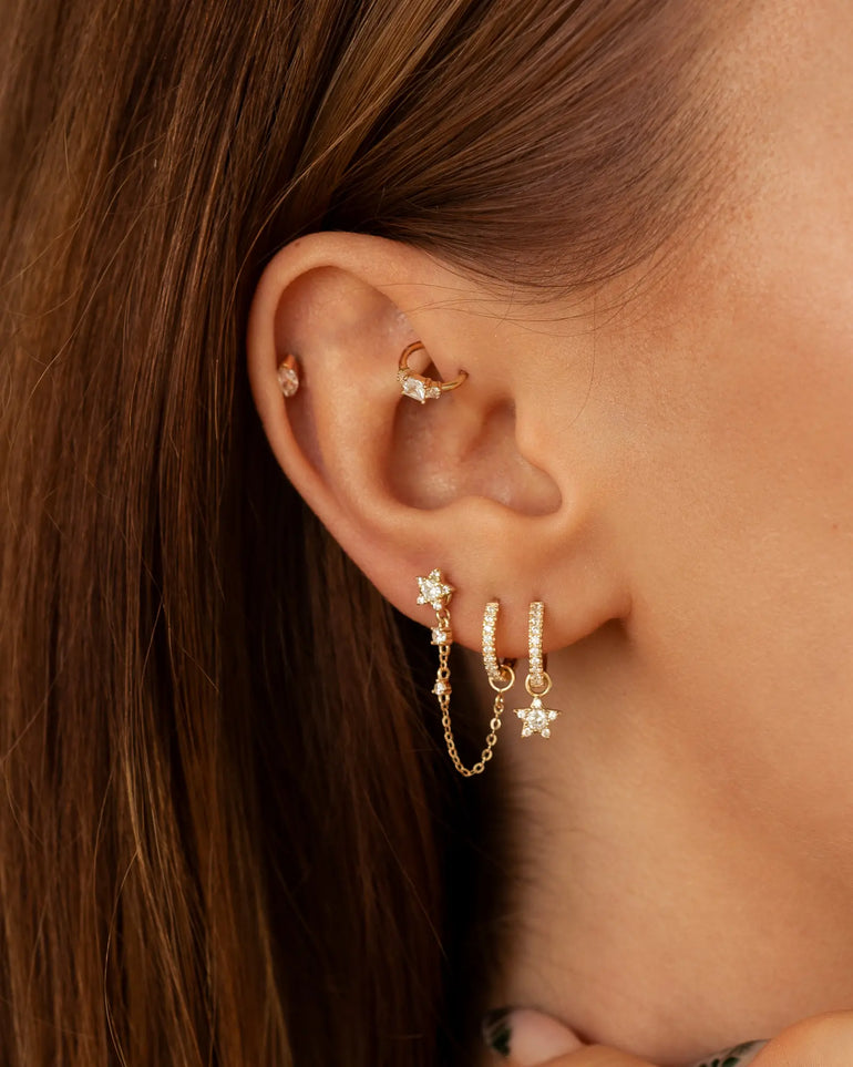 Ohr mit Ohr Piercings und Kristall Ketten Anhänger